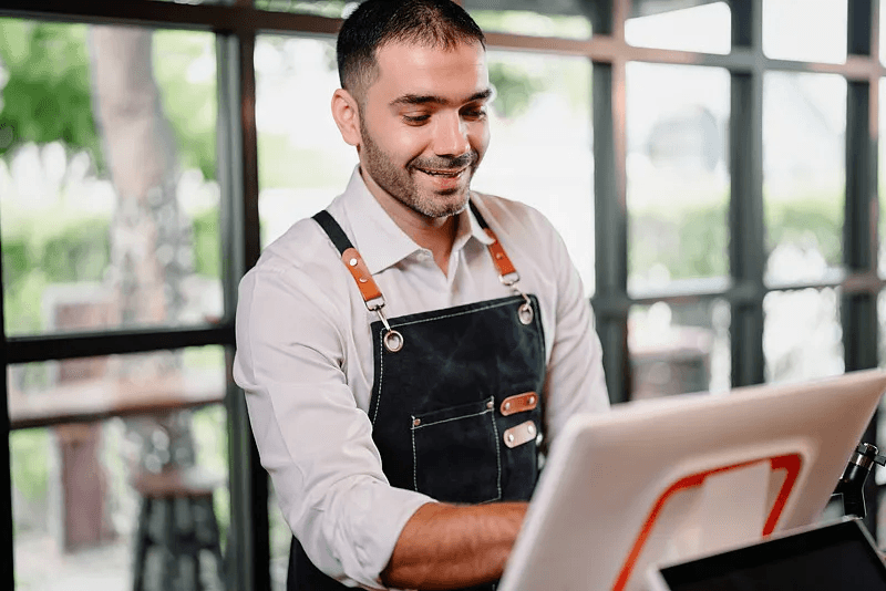 Restaurant operator using digital business tools